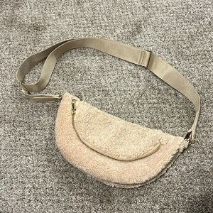 Sondra Roberts tan sherpa crossbody Fanny pack purse gold zippers bag
